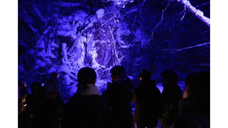 星野リゾート奥入瀬渓流ホテル、地元の中学生を対象とした「氷瀑ライトアップツアー」体験会を1月20日に実施