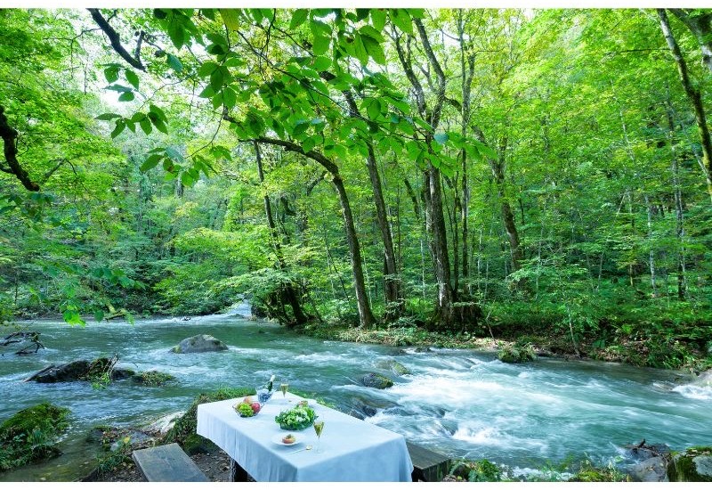 青森県の奥入瀬渓流ホテルで夏の早朝から自然の中で満喫できる「おいらせ朝涼みシャンパーニュ」 7月1日から8月31日まで期間限定で開催