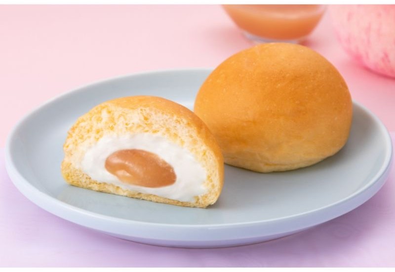 福島県産のブランド桃「あかつき」を使用。ファミリーマート限定の「八天堂 冷やして食べる とろけるミルクくりーむパン 福島県産もも」が再発売！