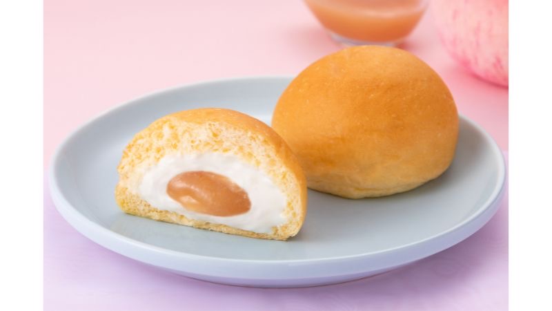 福島県産のブランド桃「あかつき」を使用。ファミリーマート限定の「八天堂 冷やして食べる とろけるミルクくりーむパン 福島県産もも」が再発売！