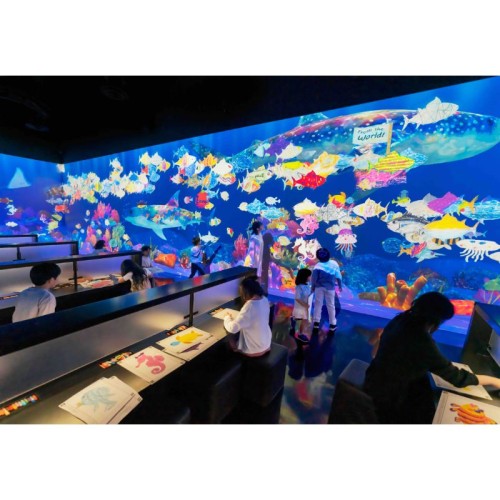 描いた魚が世界の海を泳ぐ 女川町でチームラボ「お絵かき水族館」開催