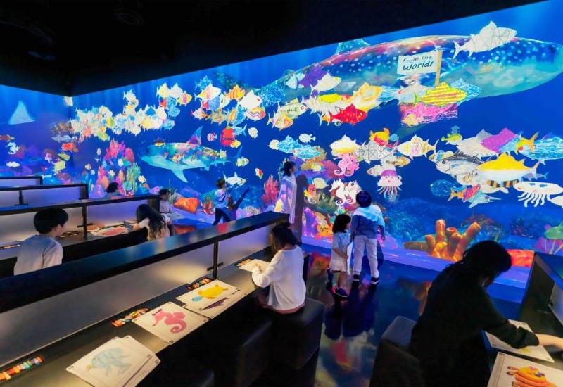描いた魚が世界の海を泳ぐ　女川町でチームラボ「お絵かき水族館」開催