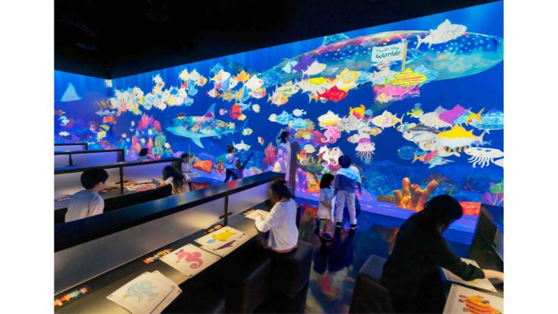 描いた魚が世界の海を泳ぐ 女川町でチームラボ「お絵かき水族館」開催