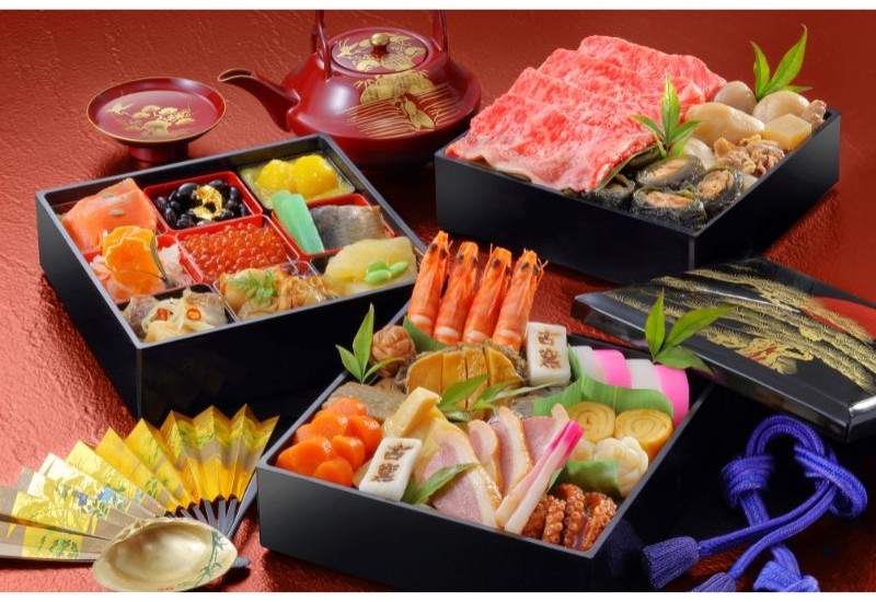 山形県の玉蒟蒻やうこぎ麩オランダ煮などが盛り付けられた冷蔵おせちを今年も販売開始 「古窯プレミアムおせち三段重」500台の数量限定で予約受付中