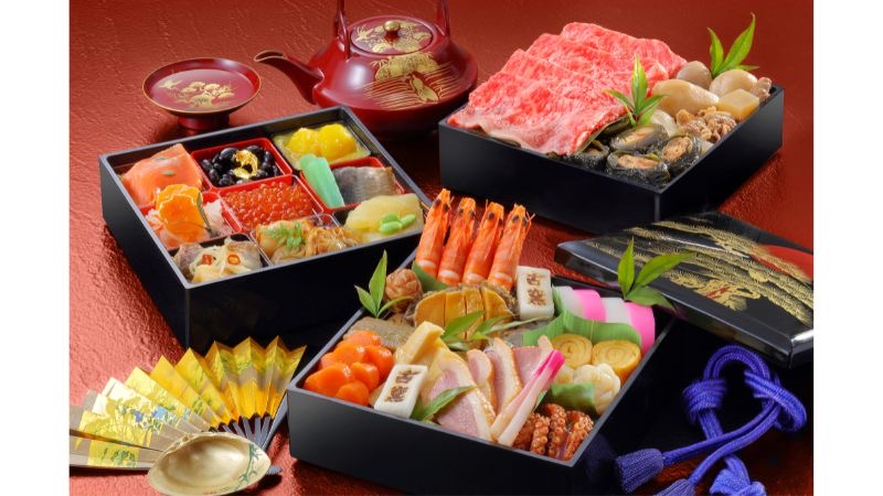 山形県の玉蒟蒻やうこぎ麩オランダ煮などが盛り付けられた冷蔵おせちを今年も販売開始
「古窯プレミアムおせち三段重」500台の数量限定で予約受付中